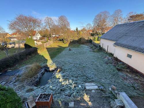 Blick in den Garten vom Balkon - 