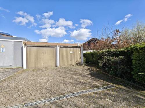 Garagen und Stellplätze - 