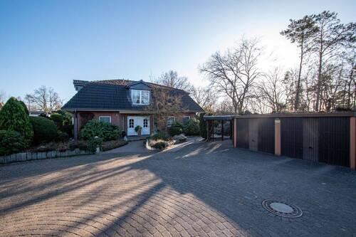 Garagen und Carport - 6 Zimmer Mehrfamilienhaus, Wohnhaus in Adendorf