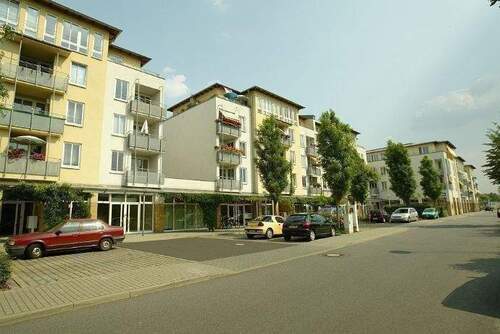 Straßenansicht - Helle und freundliche 2-Raum-Wohnung im Dresdner Norden! Mit Balkon, Einbauküche, Parkett, Aufzug und Tiefgarage in ruhiger Lage!