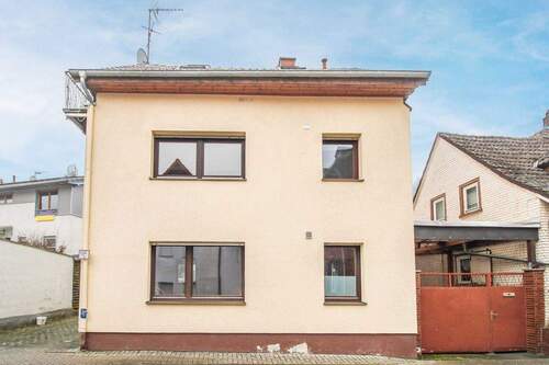 Hausfront Straßenseite - 7 Zimmer Mehrfamilienhaus, Wohnhaus zum Kaufen in Langgöns