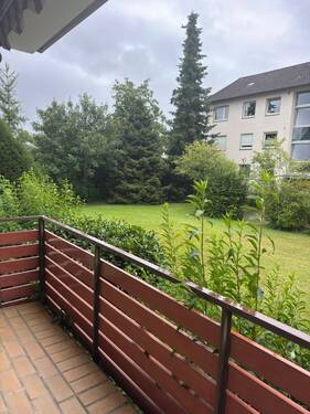 Balkon Ausblick.JPEG - Erdgeschosswohnung mit Balkon und Stellplatz in Bielefeld-Gellershagen – 3 Zimmer auf ca. 81 m²