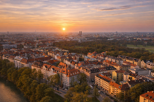 Sonnenuntergang über dem Lehel. - Altbauperle am Englischen Garten. Langzeitinvestment im Lehel.