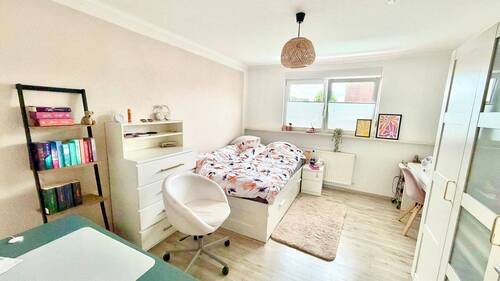 Helles Schlafzimmer mit Fenster - 