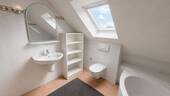 Modernes Badezimmer mit Fenster - 