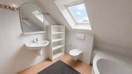 Modernes Badezimmer mit Fenster - 