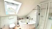 Modernes Badezimmer mit Licht - 