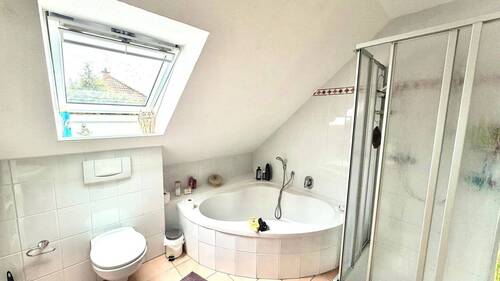 Modernes Badezimmer mit Licht - 
