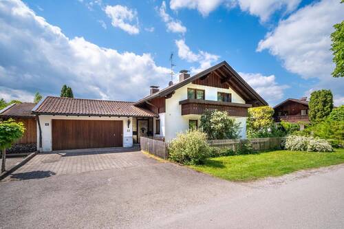 Ansicht Straßenseite - Kensington - Exklusiv - Wohnen am See: charmantes Haus in ruhiger Lage, nur 500?m bis zum Ufer