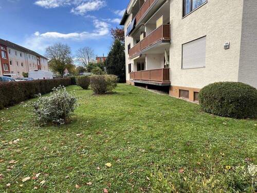 Gepflegte Grünfläche vor dem Haus - 