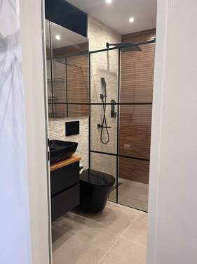 Bad von der Türe aus - 