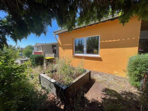 Seitenansicht - Vier Zimmer und viele Möglichkeiten-Doppelhaushälfte mit Terrasse