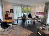Büro mit Ausgang z. Balkon
- 