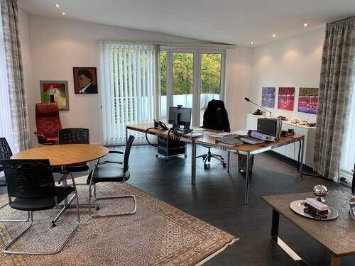 Büro mit Ausgang z. Balkon
- 