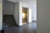 Treppenhaus und Aufzug - 