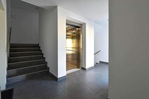 Treppenhaus und Aufzug - 