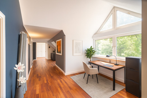 Flur mit Arbeitsplatz - 