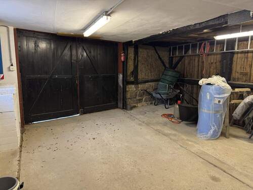 Nebengebäude mit Garage - 
