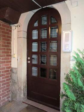 Die Eingangstür - Mehrfamilienhaus, Wohnhaus mit 317,00 m&sup2; in Dresden zum Kaufen