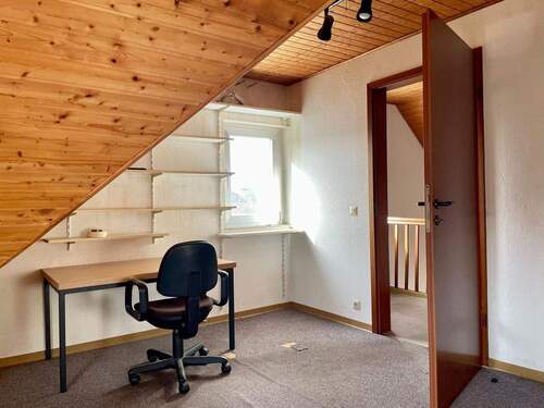 Arbeitsplatz im Dachgeschoss - 