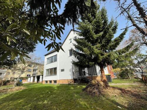 Gesamtansicht von der Zufahrt aus - 7 Zimmer Doppelhaushälfte in Bonn