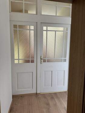 Eingangstür innen - Etagenwohnung mit 62,10 m&sup2; in Oelsnitz/V. zum Kaufen