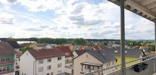 Ausblick Balkon - Lichtdurchflutete 2-ZKB-Wohnung mit Küche und großem Balkon!