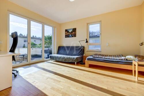 Kinderzimmer mit Terrassenzugang oben - 