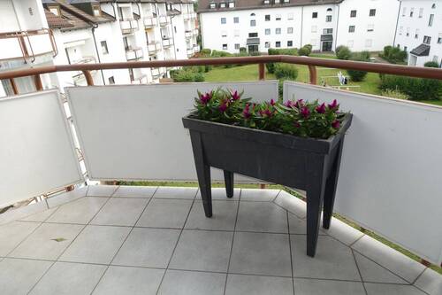 Balkon (2) - Charmante 2-Zi.-DG-Wohnung mit Süd-Balkon in ruhiger Wohnlage mit EBK, TG-Stellpl.