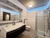 Gut und funktional ausgestattetes Badezimmer - 