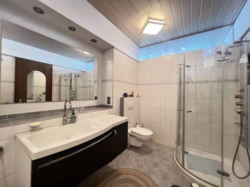 Gut und funktional ausgestattetes Badezimmer - 