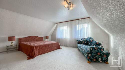 Großzügiges Schlafzimmer im Dachgeschoss - Einfamilienhaus mit 188,00 m² in Henstedt-Ulzburg zum Kaufen