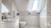 Helles Bad mit WC und Waschbecken im Dachgeschoss - 
