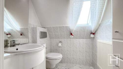 Helles Bad mit WC und Waschbecken im Dachgeschoss - 