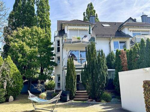 Vorderansicht mit Garten - 6 Zimmer Mehrfamilienhaus, Wohnhaus in Offenbach