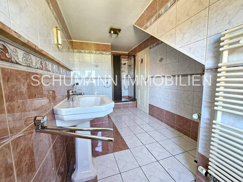 Wannenbad mit Dusche - 