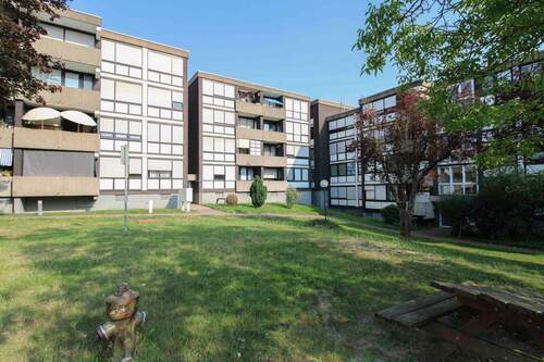 Hausansicht Straße - Wohnen im Grünen & Zentrale Lage: Erdgeschosswohnung mit Gemeinschaftsgarten in Pohlheim-Hausen