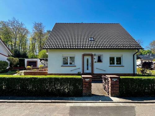 Straßenansicht - KL-Am Belzappel: Freistehendes Einfamilienhaus mit Garage und schönem Garten in bevorzugter Lage