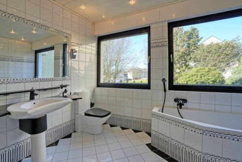 Bad mit Dusche und Badewanne - 