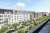 Aussicht vorne - Über den Dächern von Oberkassel: Charmante Dachgeschosswohnung mit weiterem Ausbaupotential