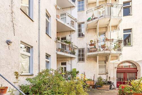 Hausansicht vom Hof - 4 Zimmer Etagenwohnung in Berlin