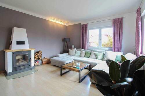 Wohnzimmer mit Kamin - Einfamilienhaus mit 103,10 m&sup2; in Blankenfelde-Mahlow zum Kaufen