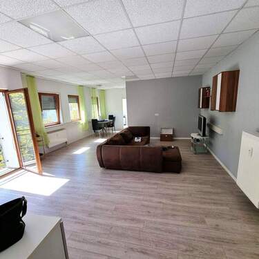 Wohnbereich - schöne 3 Zimmer-­Wohnung mit KFZ­ Stellplatz in ruhiger Lage