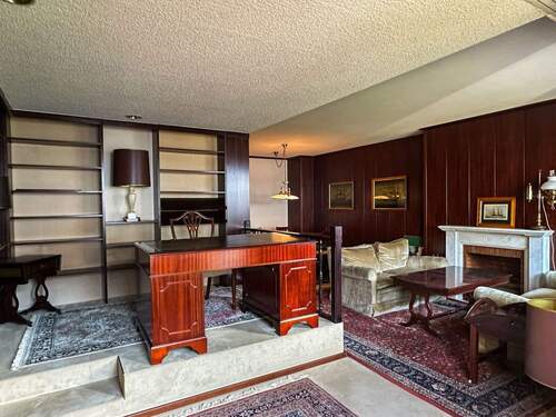 Podest mit Arbeitsmöglichkeit - 