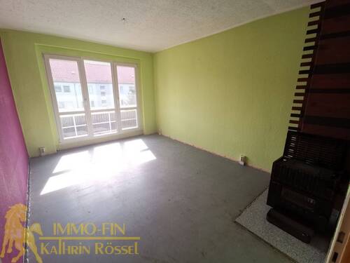 Blick in eine Wohnstube mit Balkon - Mehrfamilienhaus, Wohnhaus in Schleife zum Kaufen