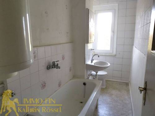 Blick in ein unsaniertes Bad - 