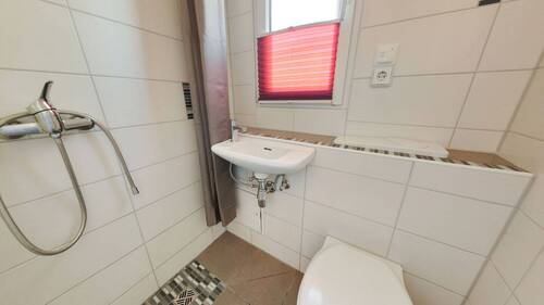 Bad mit Dusche und Fußbodenheizung - 