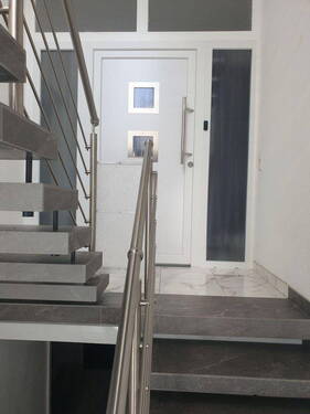 Treppenhaus - 8 Zimmer Mehrfamilienhaus, Wohnhaus in Friedrichsdorf