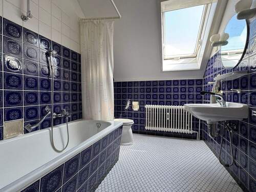 Tageslicht Wannenbad DG Wohnung - 