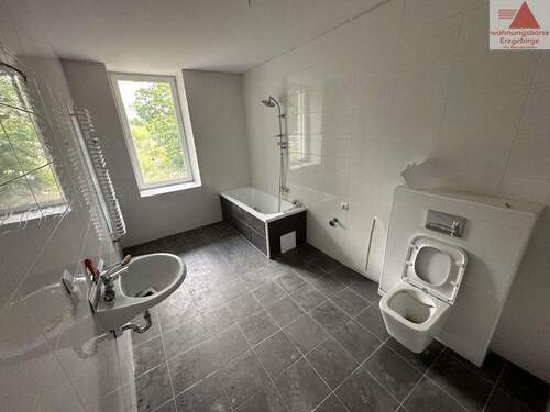 Bad - Modernisierte Mietwohnung mit separaten Büro!